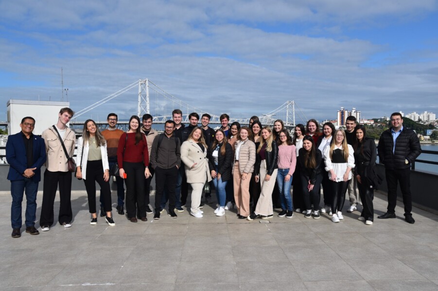 academicos-da-univille-visitam-sede-do-crcsc